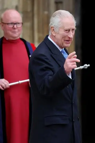 Król Karol III zmierza na wielkanocne nabożeństwo