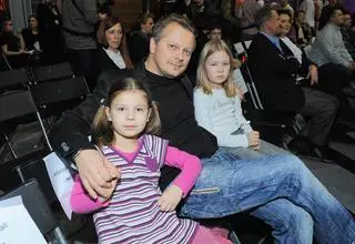 Piotr Szwedes z córkami
