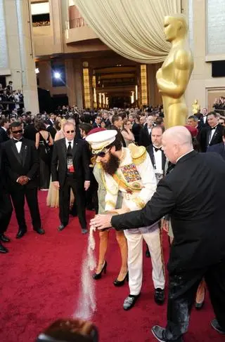 Sacha Baron Cohen rozsypuje prochy podczas gali Oscarów