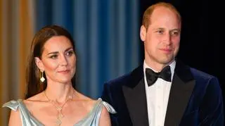 Para książęca na bożonarodzeniowej pocztówce. Zaskakujące stylizacje