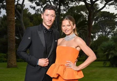 Anna Lewandowska weszła na murawę z mężem, mamą i teściową. Wzruszająca chwila