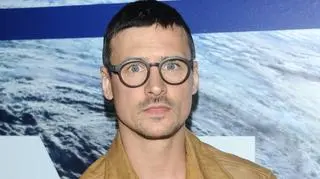 Mateusz Damięcki ostrzega przed oszustem. Skradziono mu tożsamość. "Nie wierzcie tej osobie"