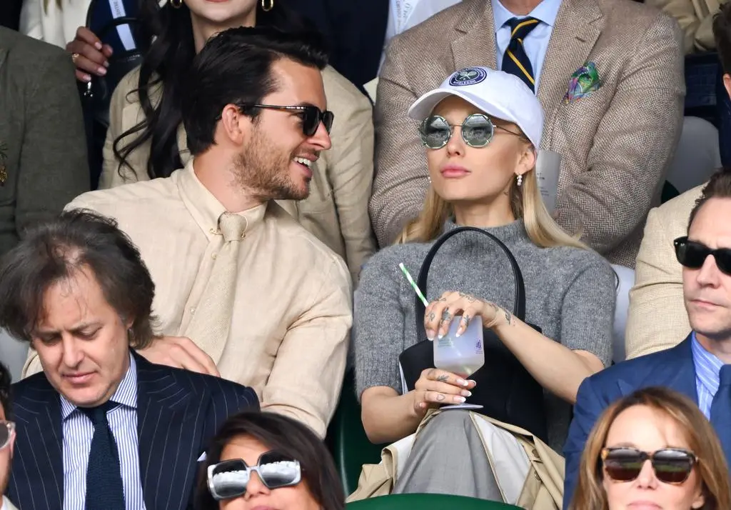Gwiazdy na Wimbledonie 2023. Ariana Grande i Jonathan Bailey