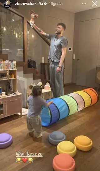 Andrzej Wrona po mistrzowsku bawi się z córką