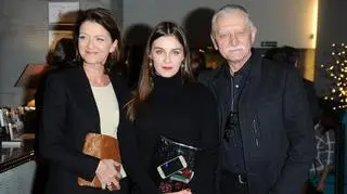 Beata Rybotycka i Krzysztof Jasiński z córką Zofią na premierze monodramu "Spowiedź chuligana".