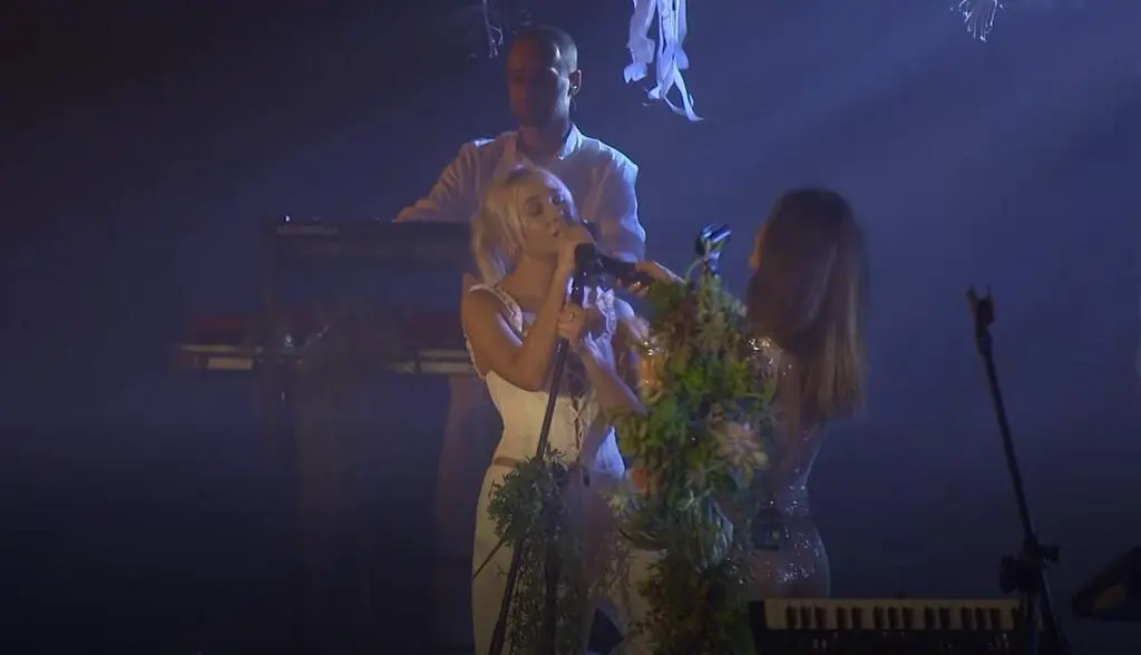 Natalia Szroeder występuje na scenie z siostrą