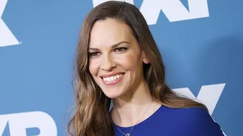 Ciężarna Hilary Swank ubiera choinkę