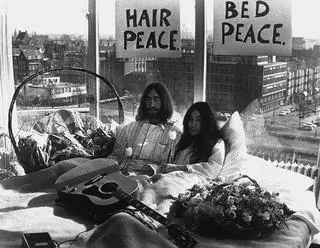 Yoko Ono i John Lennon - protest w łóżku
