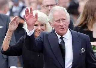 Król Karol III wrócił do Londynu