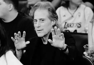 Richard Lewis nie żyje. Gwiazdor serialu "Pohamuj entuzjazm" miał 76 lat