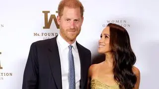 Meghan Markle w złotej kreacji na nowojorskiej gali. Towarzyszył jej książę Harry