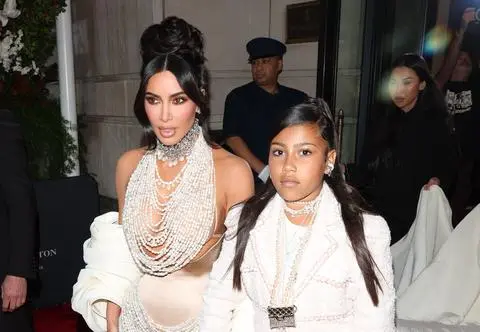 11-letnia córka Kim Kardashian i Kanye Westa wkracza do show-biznesu. Zadebiutowała w musicalu