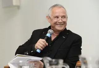 Marek Kondrat został ojcem w wieku 68 lat. "Za późno, ale czerpię z tego garściami"