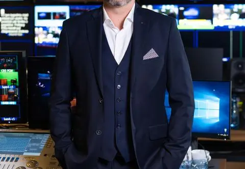 Krzysztof Skórzyński to nie tylko dziennikarz. W "Mask Singer" pokazał talent muzyczny