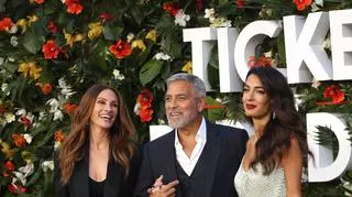 Clooneyowie pozują na ściance z Julią Roberts. Ich zdjęcia zrobiły furorę wśród fanów