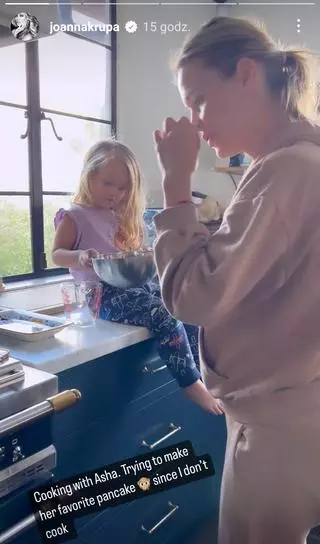 Joanna Krupa gotuje córce naleśniki