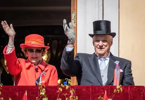Król nie chce oddać władzy synowi. Chory monarcha nie zamierza abdykować