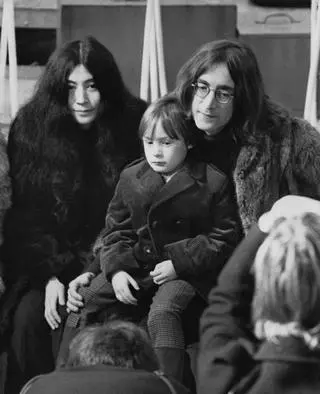Yoko Ono i John Lennon z synem Julianem