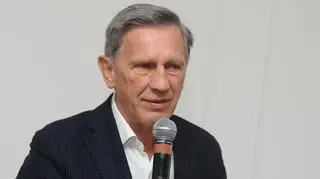 Jan Englert był pijany na planie serialu. Po alkoholu wsiadł za kierownicę i wręczył łapówkę