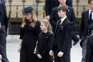 Pogrzeb Elżbiety II: Claire Windsor, hrabina Ulsteru, Lady Cosima Windsor i Xan Windsor, Lord Culloden