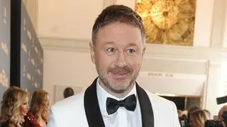 Andrzej Piaseczny na jarmarku świątecznym nagle wszedł na scenę. Mina młodej artystki bezcenna [WIDEO]