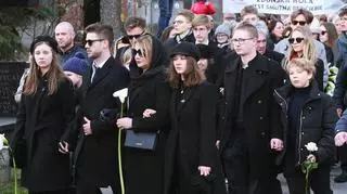 Żona i dzieci na pogrzebie Pawła Królikowskiego.