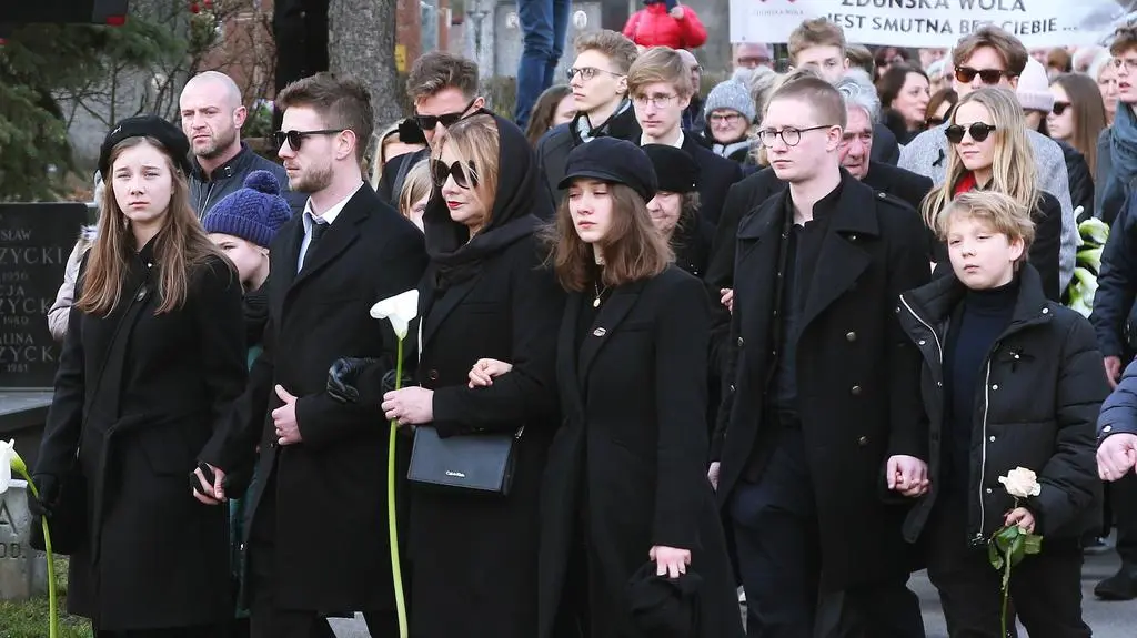 Żona i dzieci na pogrzebie Pawła Królikowskiego.