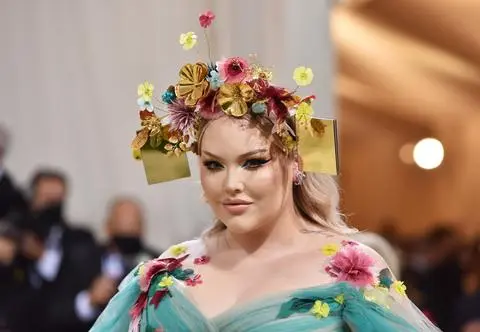 Transpłciowa influencerka makijażowa wyszła za mąż. Kim jest NikkieTutorials?