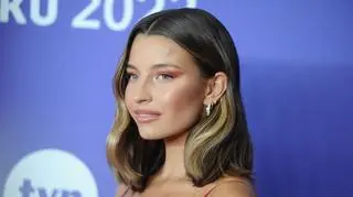 Julia Wieniawa miała wypadek! Na scenę wjechała na wózku