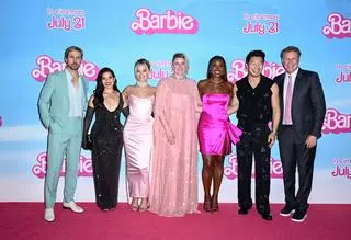 Greta Gerwig z gwiazdami filmu "Barbie"