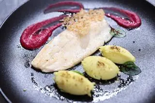 Filet z pstrąga z ziemniakiem, musem buraczanym i oliwą tymiankowo-koperkową