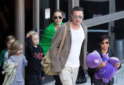 Dzieci Angeliny Jolie i Brada Pitta kiedyś i dziś. Niektóre przeszły sporą metamorfozę