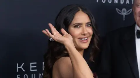 Salma Hayek z głębokim dekoltem podczas oficjalnego wyjścia. Olśniła figurą