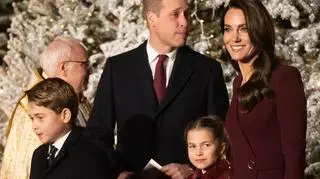 Rodzina królewska na koncercie kolęd. Księżna Kate i jej córka w podobnych stylizacjach