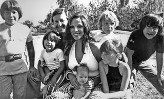Joan Collins i Peter Holm z dziećmi