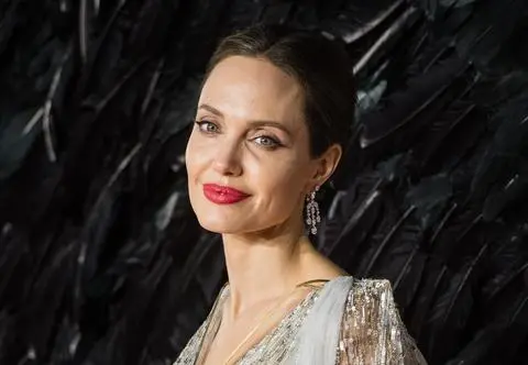 Angelina Jolie skończyła 48 lat. Kolekcja noży, fiolki z krwią i pocałunek z bratem. Przeszłość gwiazdy zaskakuje