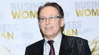 Jacek Borkowski z dziećmi na czerwonym dywanie. Jacek i Magda wkraczają w dorosłe życie