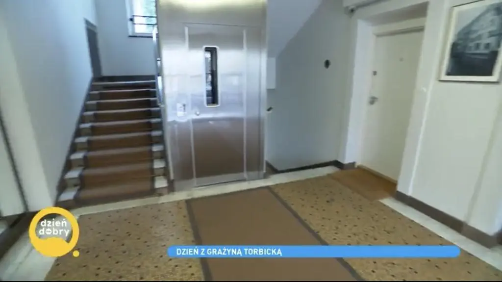Choć do jej mieszkania prowadzi winda, Grażyna Torbicka nadrabia aktywność długimi spacerami i nordic walkingiem