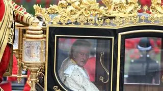 Osamotniony Harry, rozbawiony książę Louis, poważny król. Co wydarzyło się na koronacji?