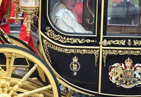 Osamotniony Harry, rozbawiony książę Louis, poważny król. Co wydarzyło się na koronacji?