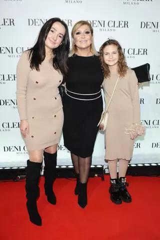 Katarzyna Skrzynecka z córkami na pokazie mody