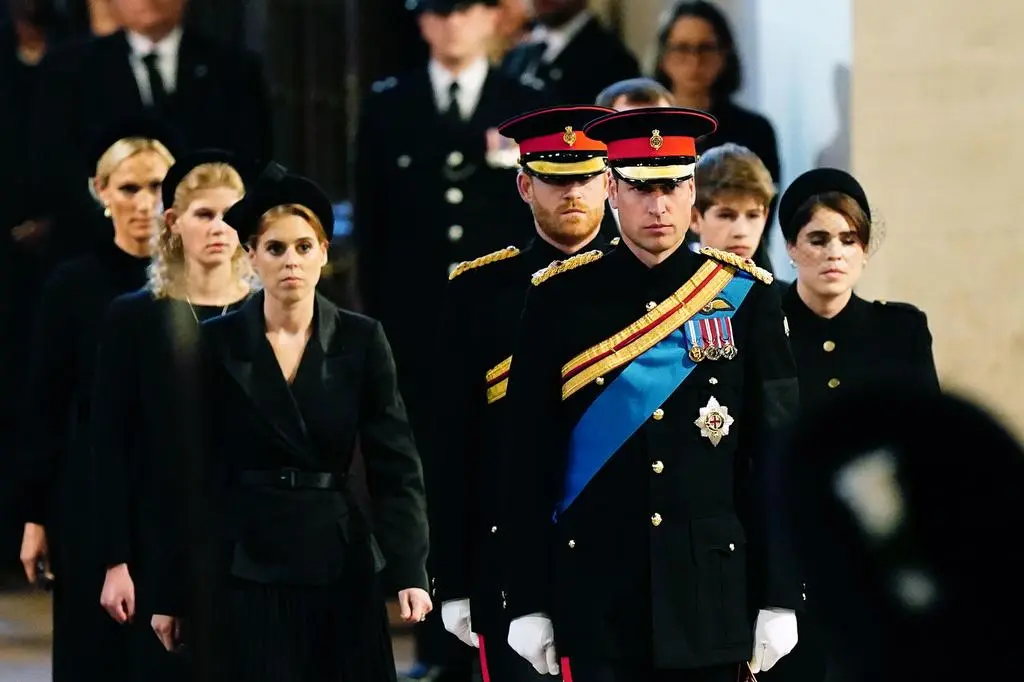 Wnuki Elżbiety II przy trumnie królowej