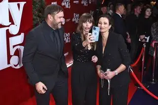 Aktualnie czytasz: Tomasz Karolak z córką, Matusz Banasiuk w blondzie... Gwiazdy na premierze "Listów do M. 5"