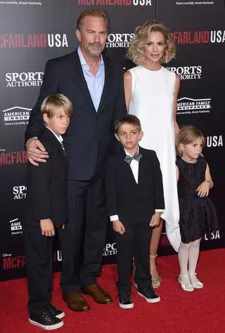 Kevin Costner z żoną i dziećmi 