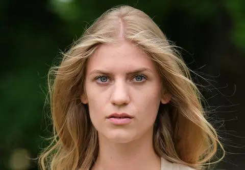 Julia z "Top Model" reaguje na hejt. Okładka z jej zdjęciem jest zamazywana sprayem [TYLKO U NAS]