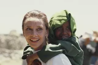 Audrey Hepburn z dzieckiem na barana- misja UNICEF