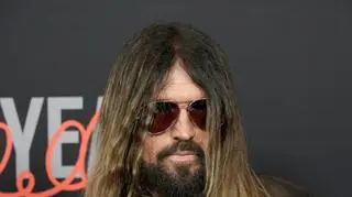 Ojciec Miley Cyrus zaręczył się z młodszą partnerką! Córka nie jest zachwycona