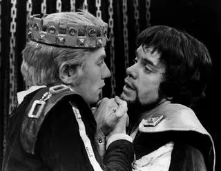 James Laurenson i Ian Mckellen w sztuce "Edward II"
