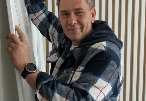 Dariusz Wardziak od lat jest zakochany w jednej kobiecie. Jak wygląda jego żona?