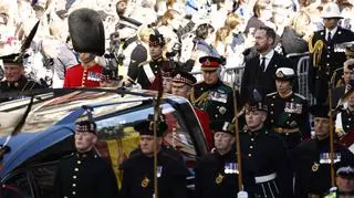 Król Karol III, księżniczka Anna i książę Andrzej idą w kondukcie za trumną z ciałem królowej